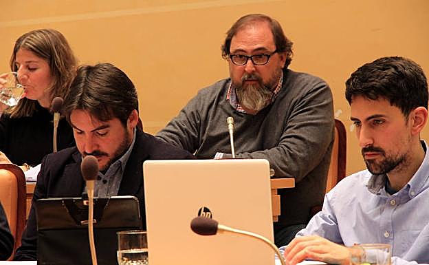 Cosme Aranguren, al fondo, durante el pleno celebrado este viernes en el Ayuntamiento. 