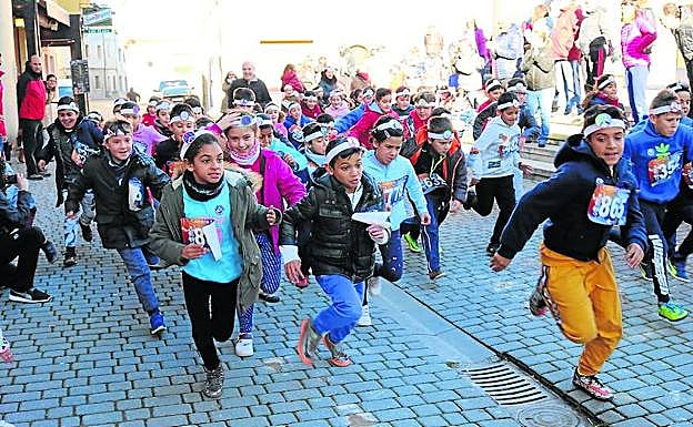 Los alumnos, durante la carrera solidaria. 