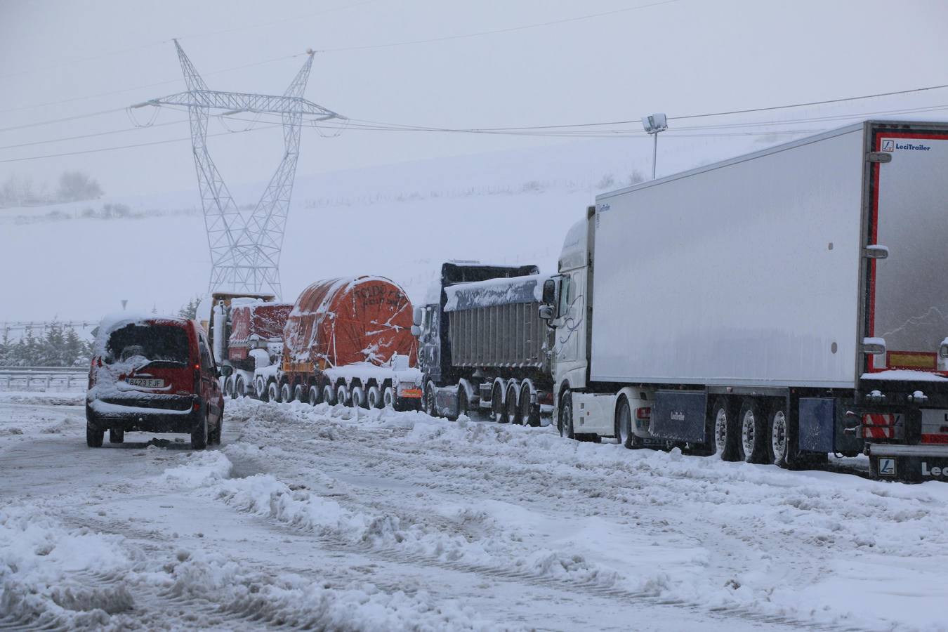 La nieve cubre este viernes las calles de Reinosa y complica las entradas y salidas de la autovía A-67, donde los camiones están embolsados