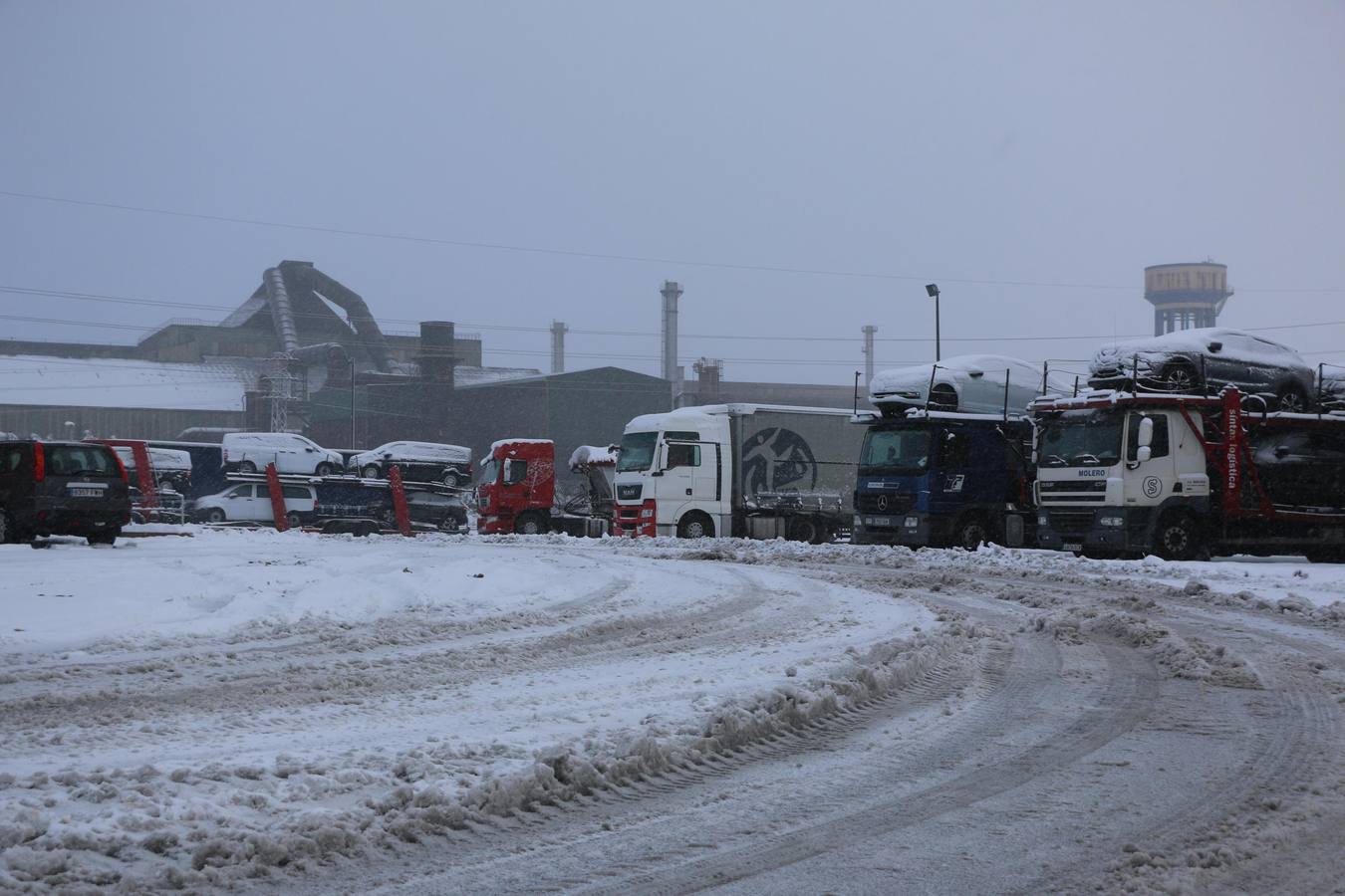 La nieve cubre este viernes las calles de Reinosa y complica las entradas y salidas de la autovía A-67, donde los camiones están embolsados