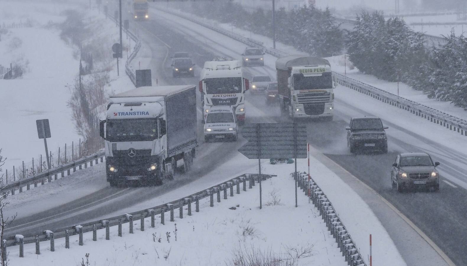 Con la ventisca de primera hora de la mañana, la visibilidad en la carretera se complicó aún más