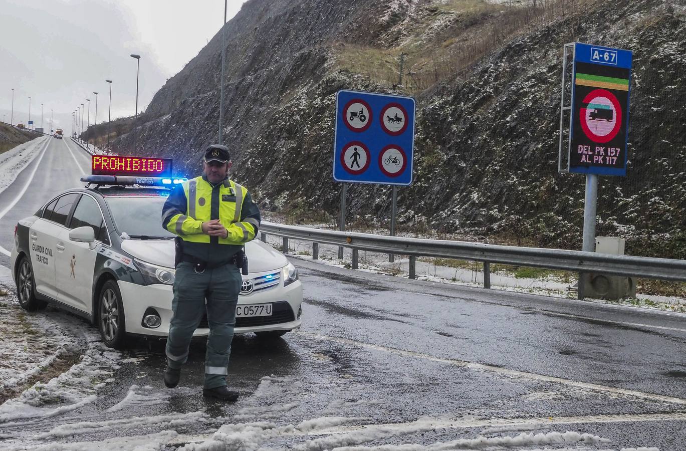 La Guardia Civil ha estado controlando el tráfico en diferentes puntos por los que no era posible circular