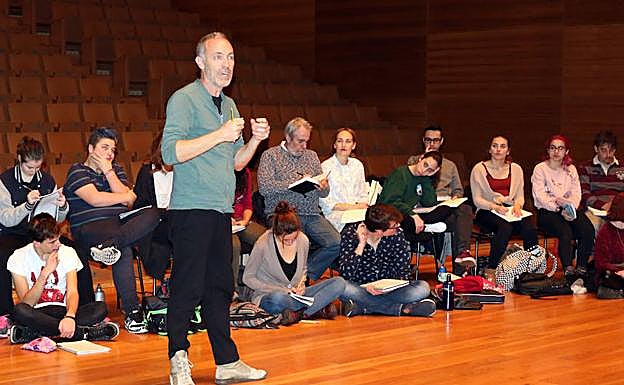 Miguel del Arco da explicaciones a los alumnos en la sala del Centro Miguel Delibes. 