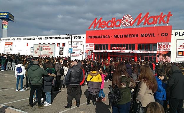 Cientos de personas esperan a sus ídolos de OT en Media Mark. 