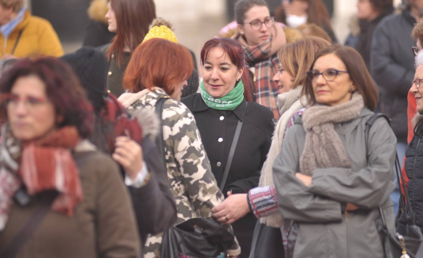 La AECC visualiza su labor con un punto de geolocalización bajo paraguas verdes en Valladolid