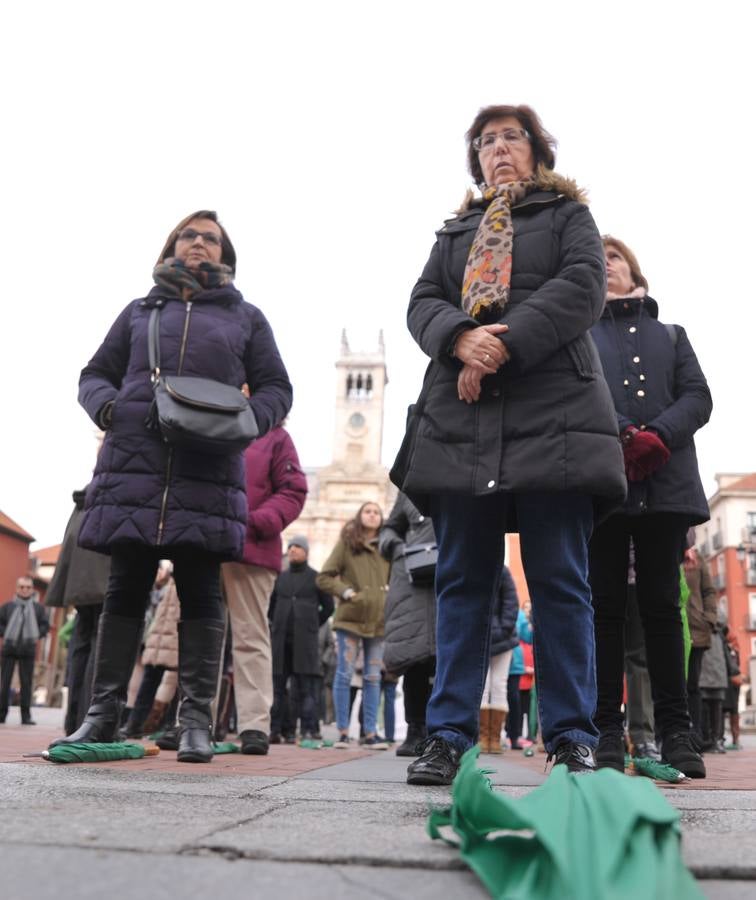 La AECC visualiza su labor con un punto de geolocalización bajo paraguas verdes en Valladolid