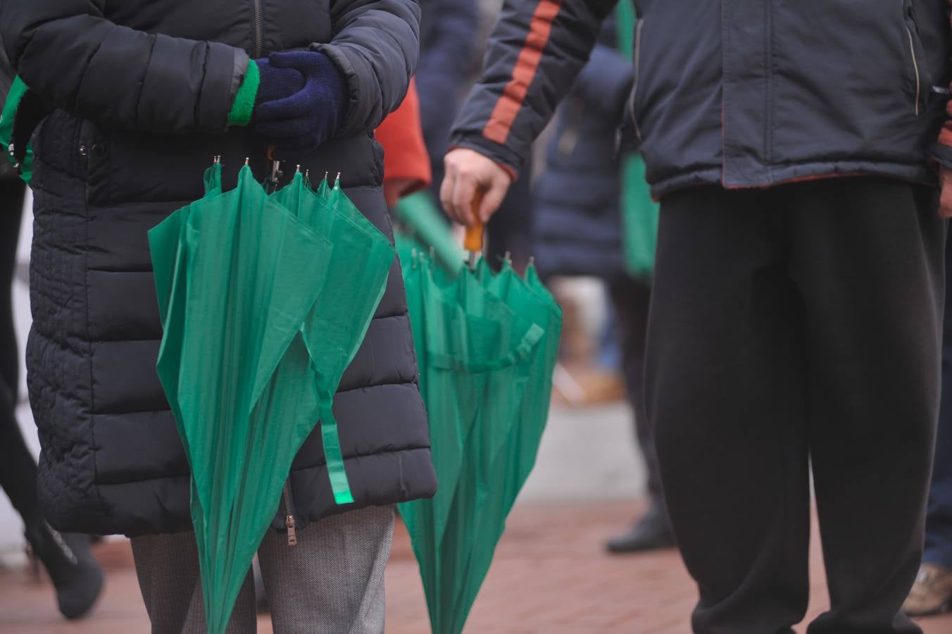 La AECC visualiza su labor con un punto de geolocalización bajo paraguas verdes en Valladolid