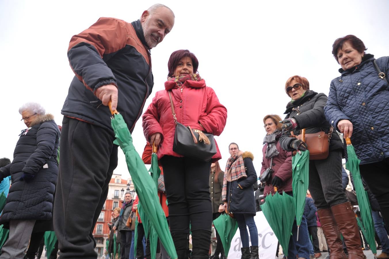 La AECC visualiza su labor con un punto de geolocalización bajo paraguas verdes en Valladolid