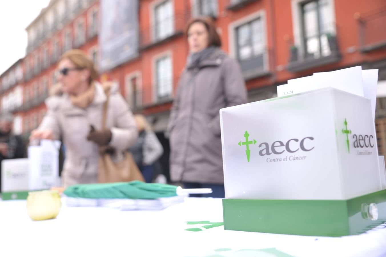La AECC visualiza su labor con un punto de geolocalización bajo paraguas verdes en Valladolid