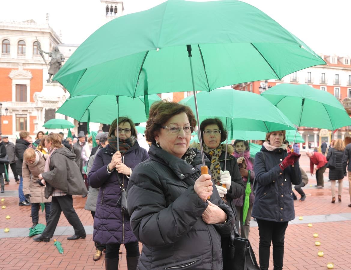 La AECC visualiza su labor con un punto de geolocalización bajo paraguas verdes en Valladolid