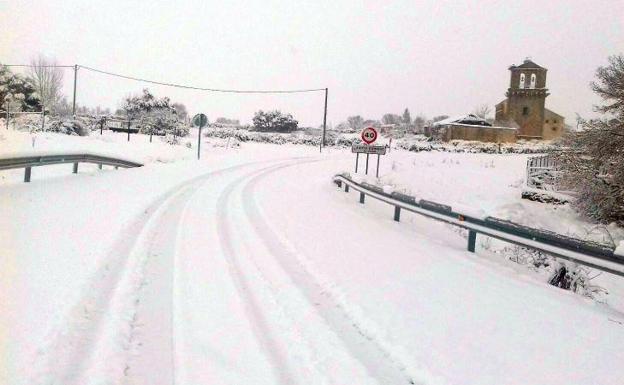 Nieve en una carretera de Segovia.