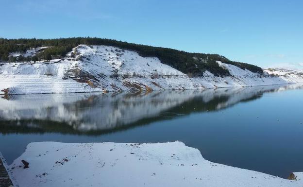 Así están el pantano de Aguilar y la calle de Guardo tras las nevadas