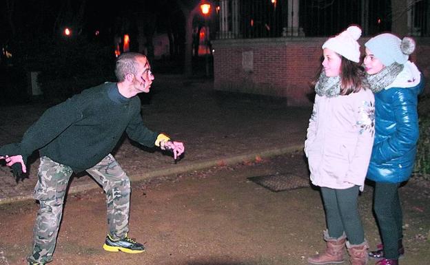 Un 'zombie' intenta asustar a dos niñas en Medina de Rioseco. 