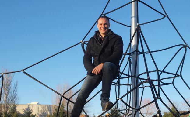 David Fernández, en una sus últimas instalaciones infantiles en un parque de Zaratán.