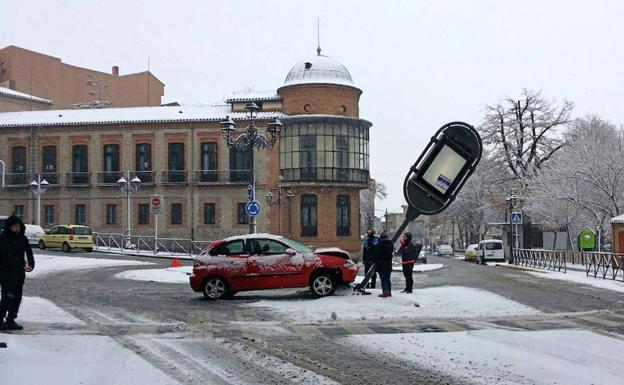 Vehículo accidentado en la calle Arévalo de Ávila por la nieve.