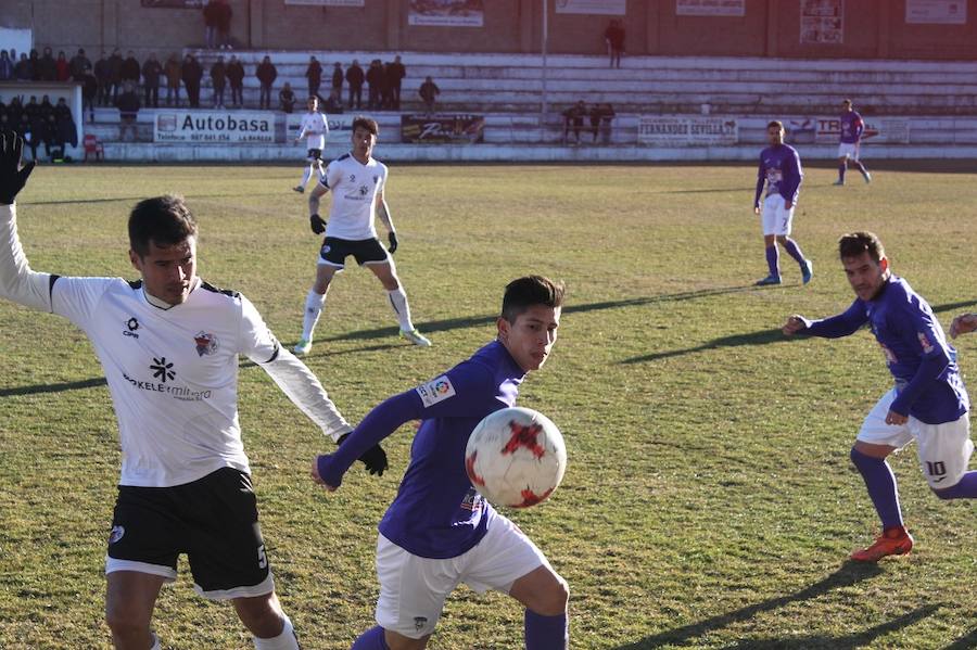 El mexicano Marco pelea por un balón ante un rival de La Bañeza.