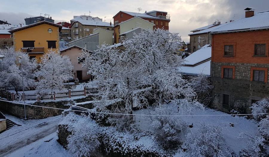 Aquí tienen una selección de fotografías de nieve enviadas por algunos de nuestros lectores. Se pueden ver imágenes de Tubilla del Agua, Ura, Belorado, Fuentelcésped, Quintanar de la Sierra o Sargentes de la Lora