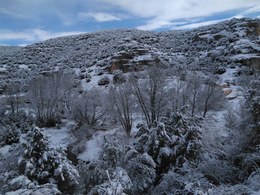 Aquí tienen una selección de fotografías de nieve enviadas por algunos de nuestros lectores. Se pueden ver imágenes de Tubilla del Agua, Ura, Belorado, Fuentelcésped, Quintanar de la Sierra o Sargentes de la Lora