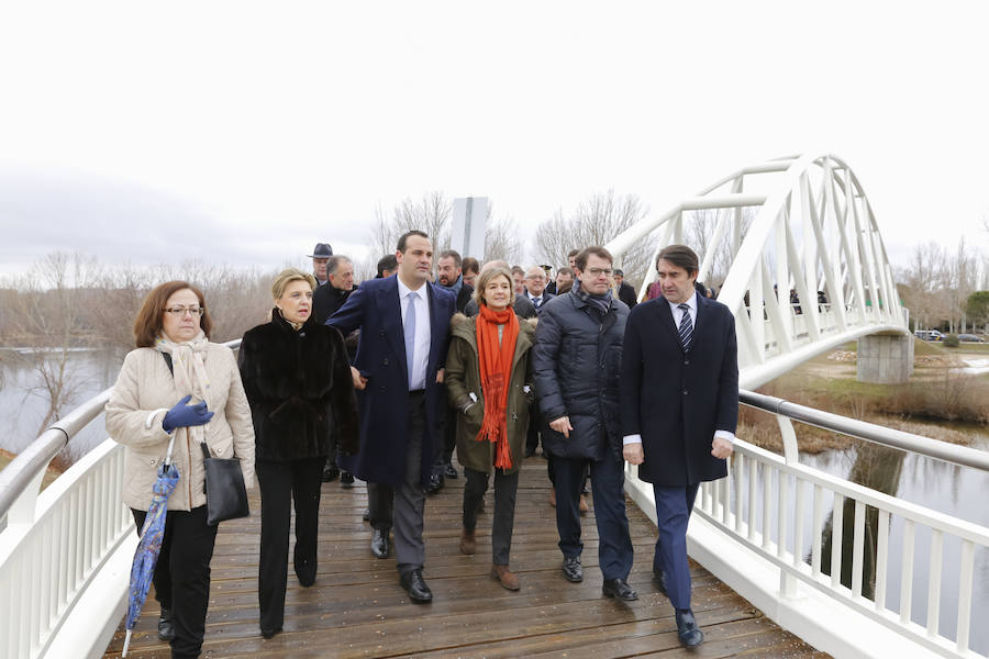 La ministra de Agricultura y Pesca, Alimentación y Medio Ambiente, Isabel García Tejerina, visitó esta mañana el parque fluvial de la Aldehuela, en Salamanca, y la Isla del Soto. 