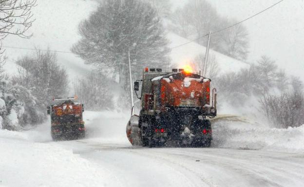 Las quitanieves trabajando hoy en el puerto de Pajares (Asturias). El temporal de nieve ha limitado durante toda la jornada el tráfico entre Asturias y la Meseta. 