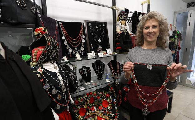 Isabel Ruiz, con parte de las joyas que elabora, en su tienda de Segovia.