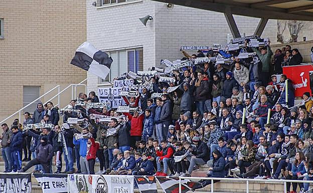 Aspecto de parte de la grada de Las Pistas el pasado sábado durante el partido ante La Virgen del Camino. 