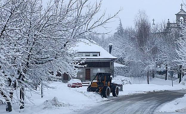 Máquinas trabajando en Valsaín, este lunes por la mañana. 
