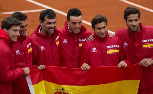 El equipo español celebra la victoria ante Gran Bretaña. 