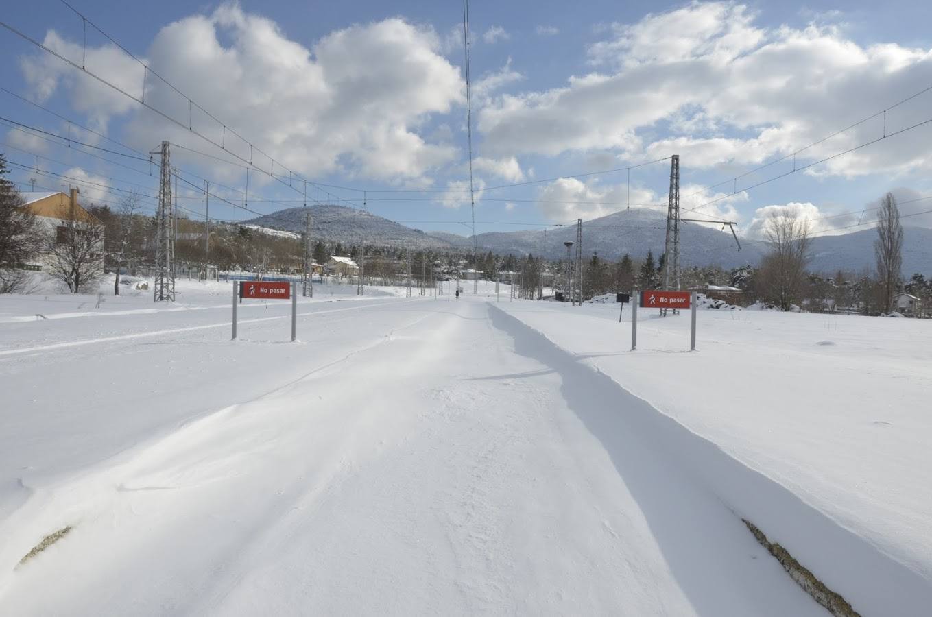 Un manto blanco cubre El Espinar