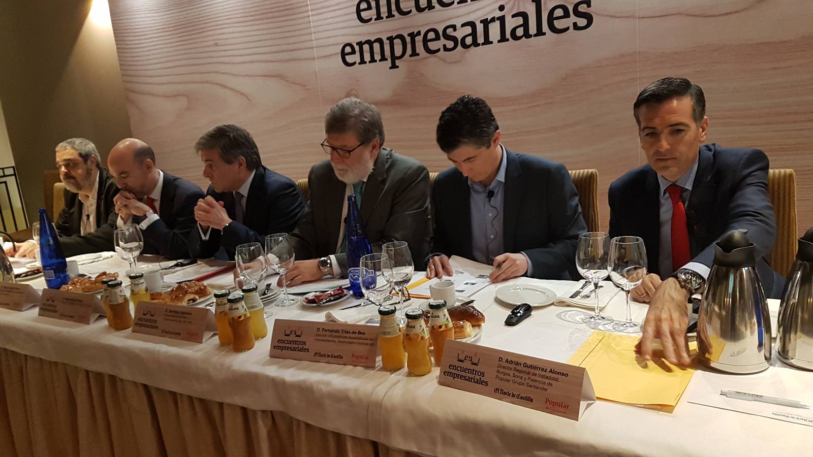 El presidente de Cecale, Santiago Aparicio, y el economista Fernando Trías de Bes han abordado la realidad y los retos del tejido productivo 