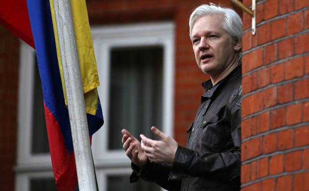 Assange, en la embajada de Ecuador. 