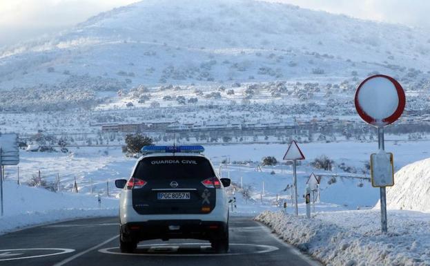 Una patrulla de la Guardia Civil circula por una carretera cercana a la capital segoviana este martes. 