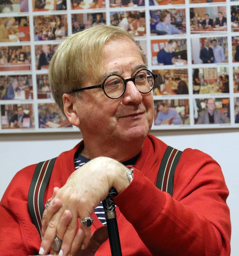 'Dorados días de sol y noche' abarca, en poco menos de quinientas páginas, la vida del autor entre los años 1974 y 1996; unos años en los que en España surge el hito de La Movida