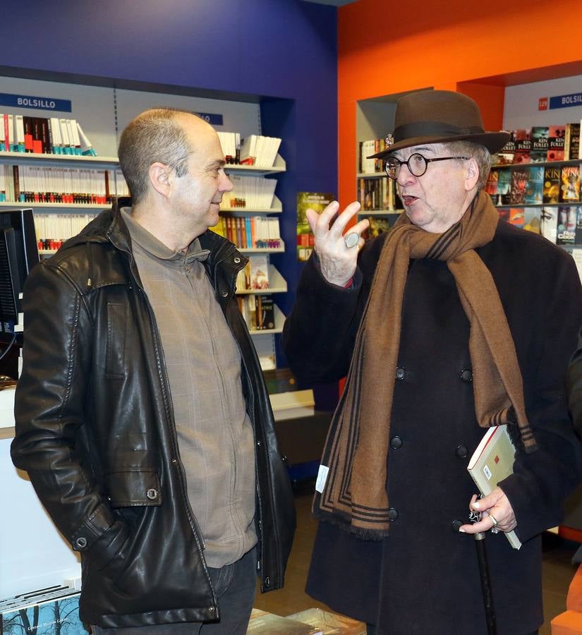 'Dorados días de sol y noche' abarca, en poco menos de quinientas páginas, la vida del autor entre los años 1974 y 1996; unos años en los que en España surge el hito de La Movida