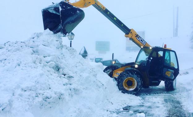 Imagen de maquinaria retirando nieve en el Mirador de Pajares.