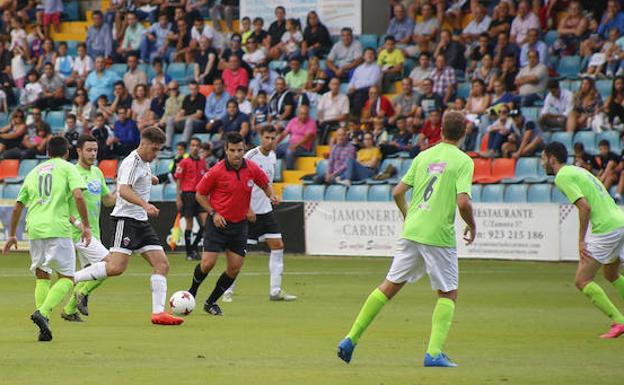 Una acción del partido de la primera vuelta disputado en el estadio Helmántico. 