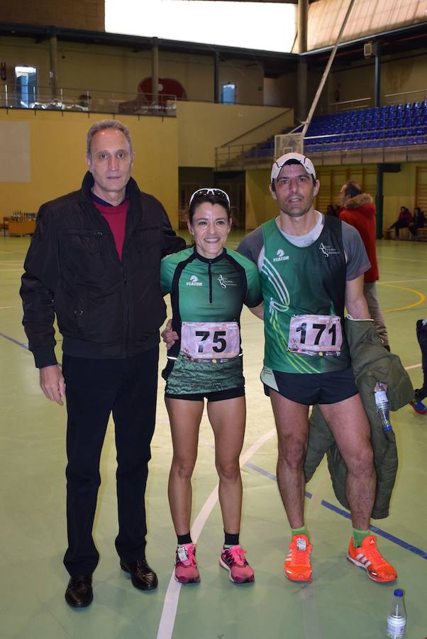 Verónica Sánchez y Óscar Martín, ganadores de la última edición de la Media Maratón de Guijuelo, junto al exdelegado de atletismo, Moisés Muñoz. 