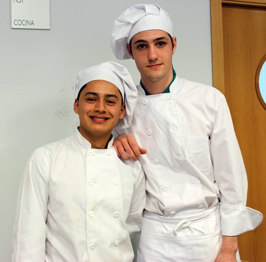 Los alumnos de primer curso del Grado Superior de Dirección de Cocina muestran sus elaboraciones ante el resto de compañeros y representantes institucionales y del sector