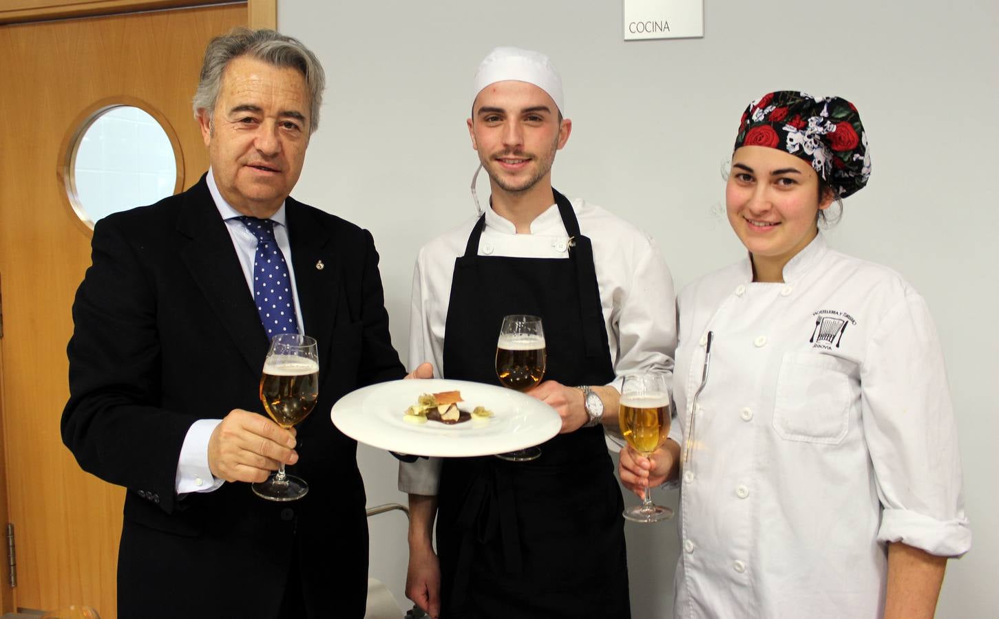 Los alumnos de primer curso del Grado Superior de Dirección de Cocina muestran sus elaboraciones ante el resto de compañeros y representantes institucionales y del sector