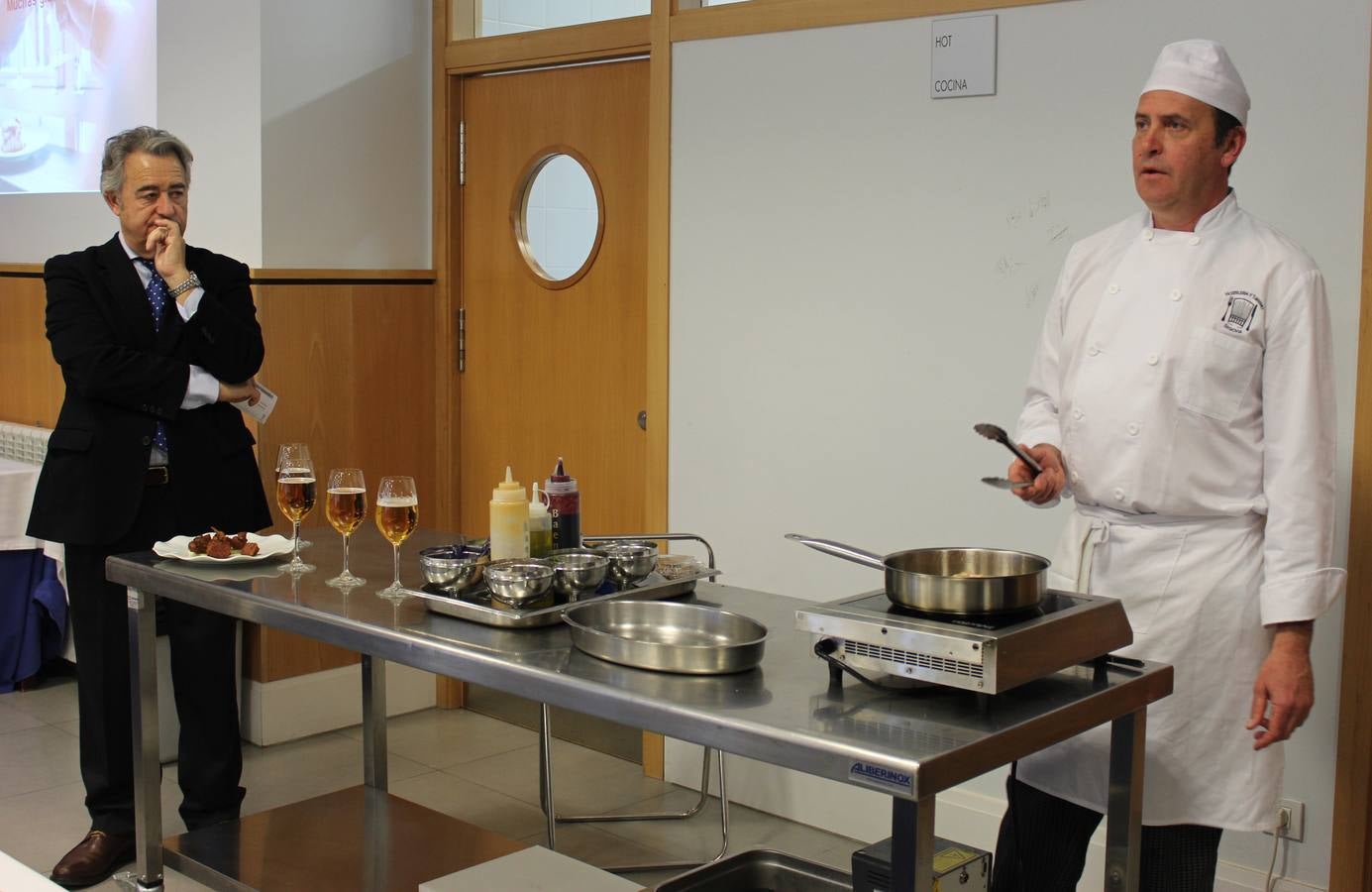 Los alumnos de primer curso del Grado Superior de Dirección de Cocina muestran sus elaboraciones ante el resto de compañeros y representantes institucionales y del sector