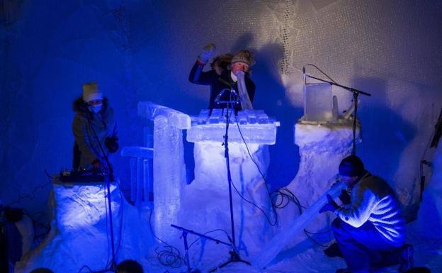 El músico Terje Isungset, con un xilófono de hielo en el festival de Finse (Noruega).