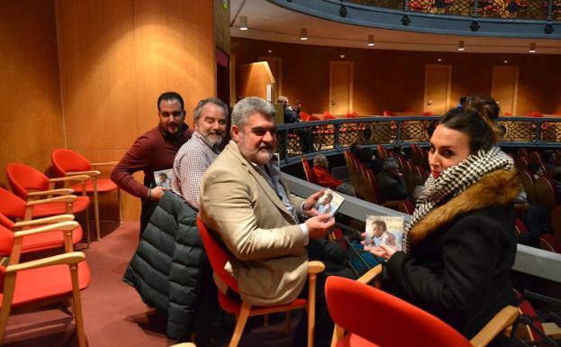 El alcalde y varios concejales muestran la portada del disco en el acto celebrado en el Teatro Nuevo. 