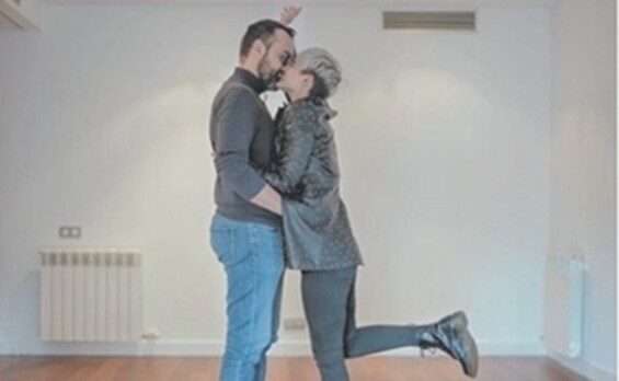 Risto Mejide y Laura Escanes se besan en su nueva vivienda en Madrid. 