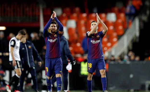 Leo Messi y Jordi Alba celebran el pase a la final de Copa.