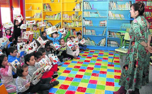 La escritora Violeta Monreal acerca su trabajo a los alumnos del colegio Santa Clara de Cuéllar