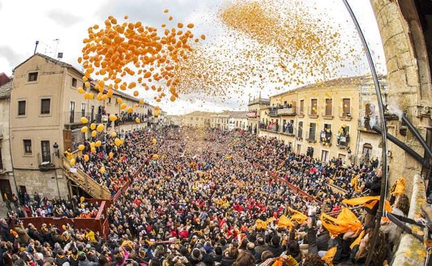 La plaza Mayor con el Campanazo volvió a convertirse en el centro de la fiesta. 