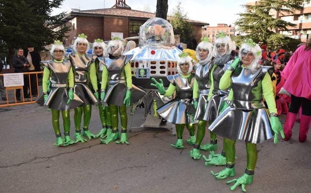 Un grupo de extraterrestres en el desfile de Guardo.