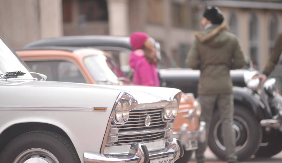 Exposición de coches antiguos en la Plaza Mayor de Valladolid