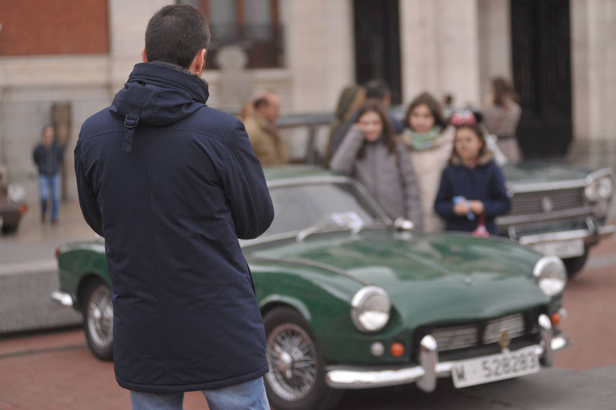 Exposición de coches antiguos en la Plaza Mayor de Valladolid