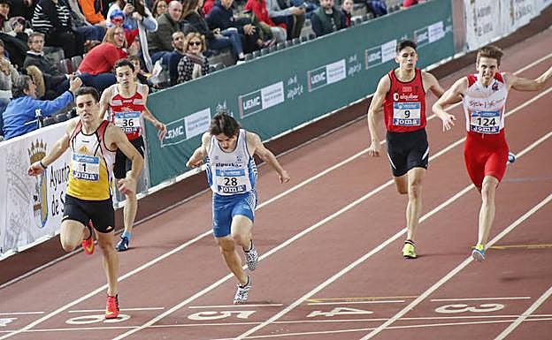 Una de las series de 200 metros disputadas ayer en Salamanca. 